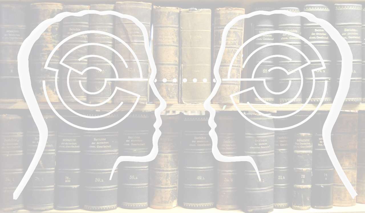 Grafik zweier menschlicher Kopfsilhouetten beim Gedankenaustausch vor Foto eines Bücherregals